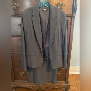 Nine West ladies 2 piece suit with jacket and skirt size 12 EUC